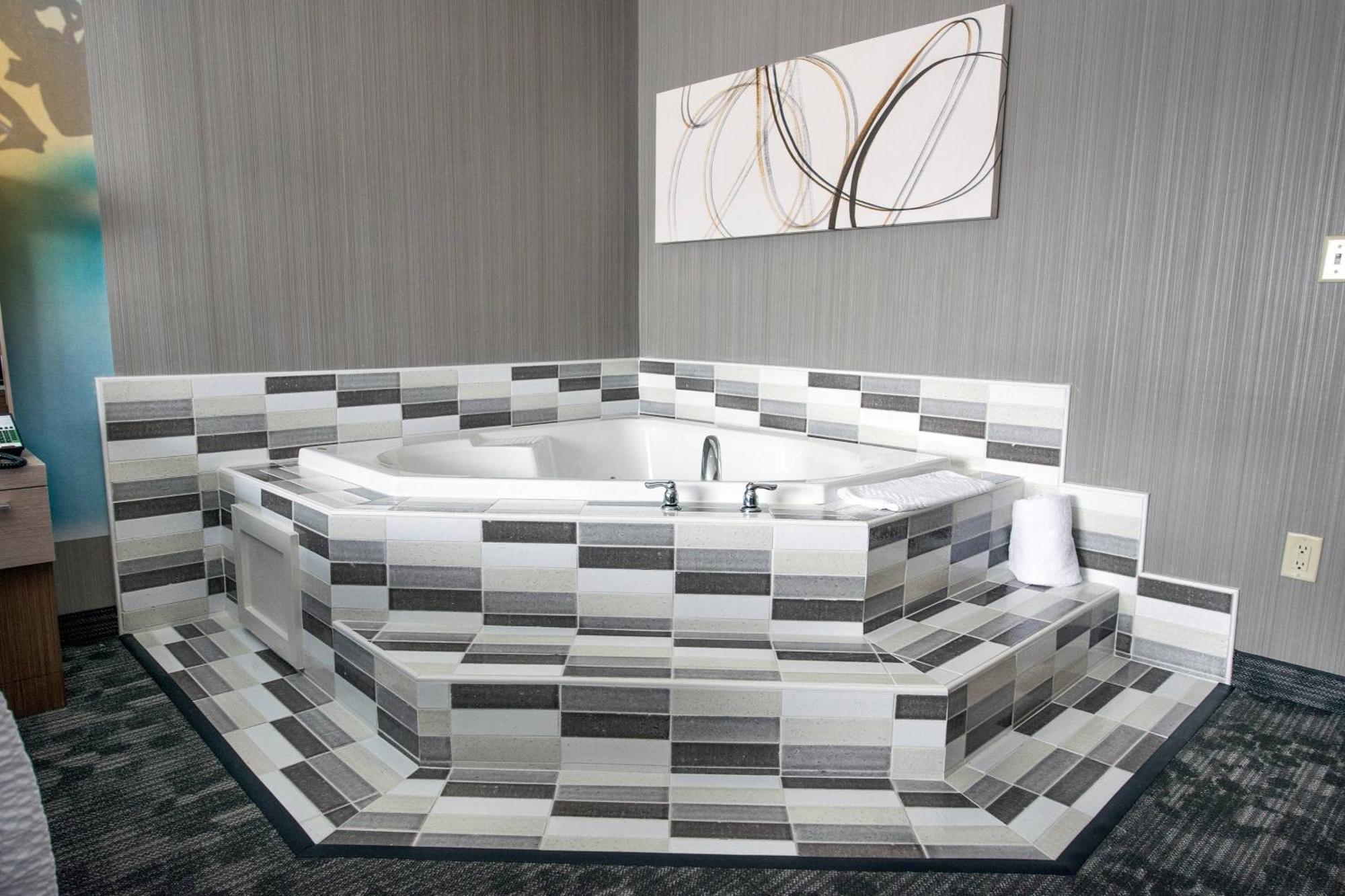 Courtyard By Marriott Norwich Hotel Bagian luar foto