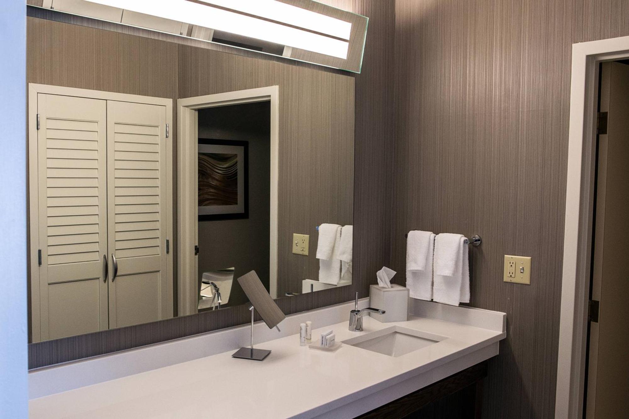 Courtyard By Marriott Norwich Hotel Bagian luar foto